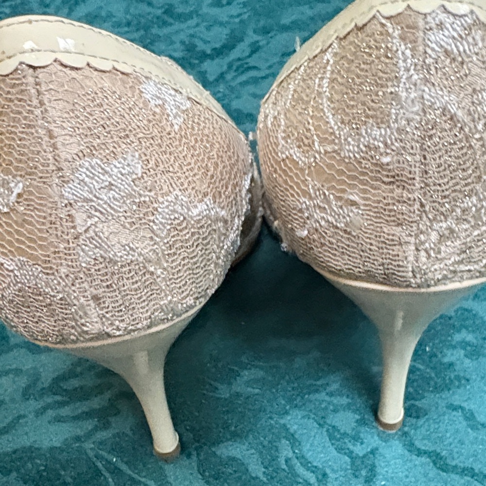 Elegant Lace Pointed-Toe Pump in Ivory - Picture 3 of 5